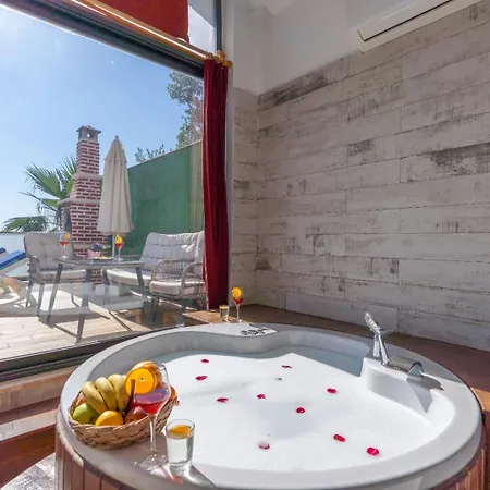Villa Zuemruet - 2 Bedroom Holiday Villa With Jacuzzi In Kalkan - Uzumlu Caykoy
